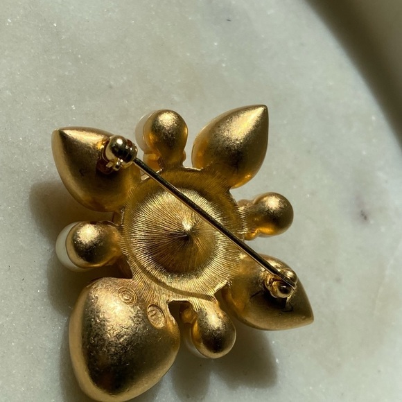 BEAUTIFUL SWAROVSKI gold tone crystal and faux Pearl regal brooch - Picture 4 of 7